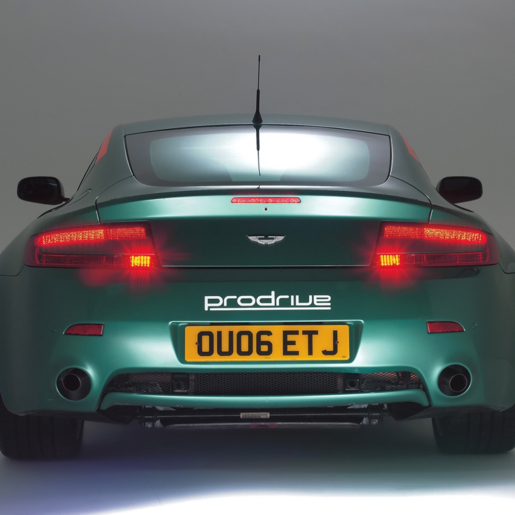 Aston Martin вид сзади