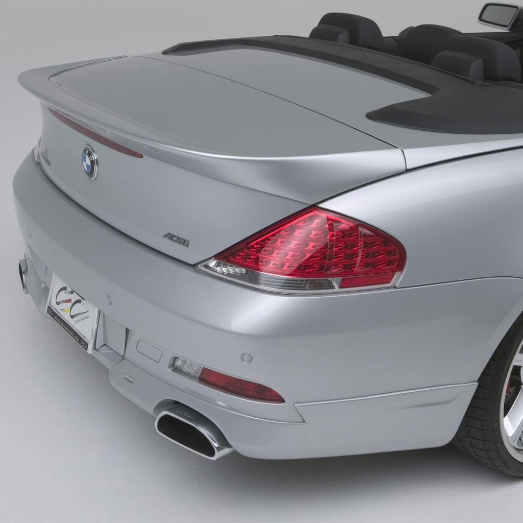 Автомобиль BMW 645 вид сзади