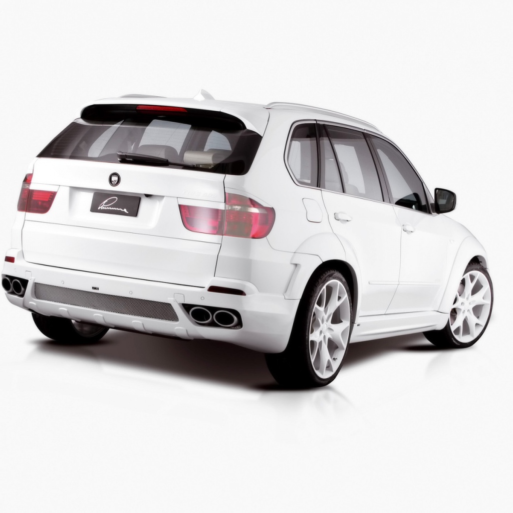 Белый БМВ Lumma