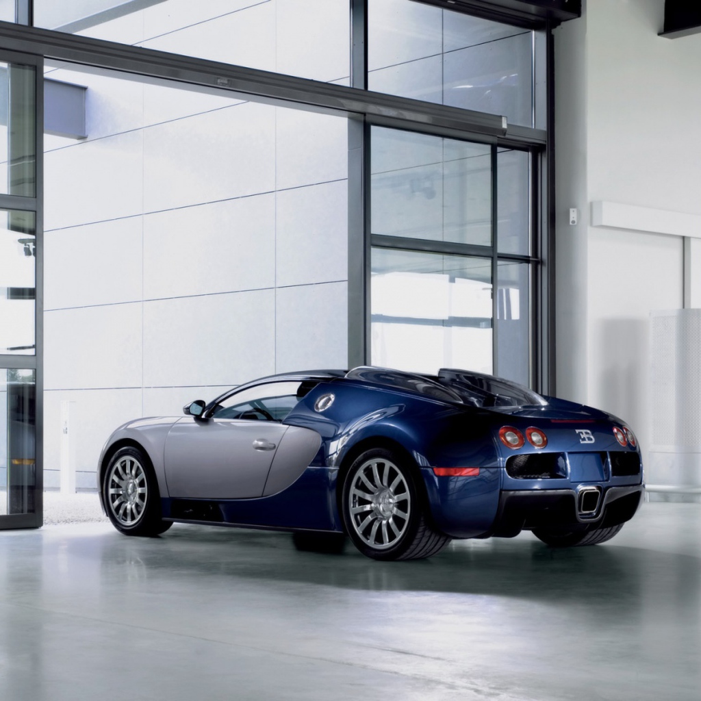 Синий Bugatti Veyron