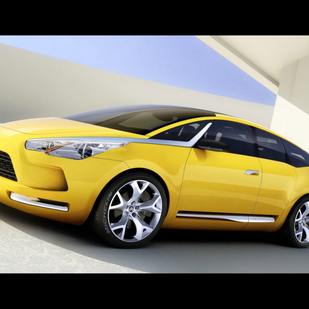 Желтый Citroen 2005