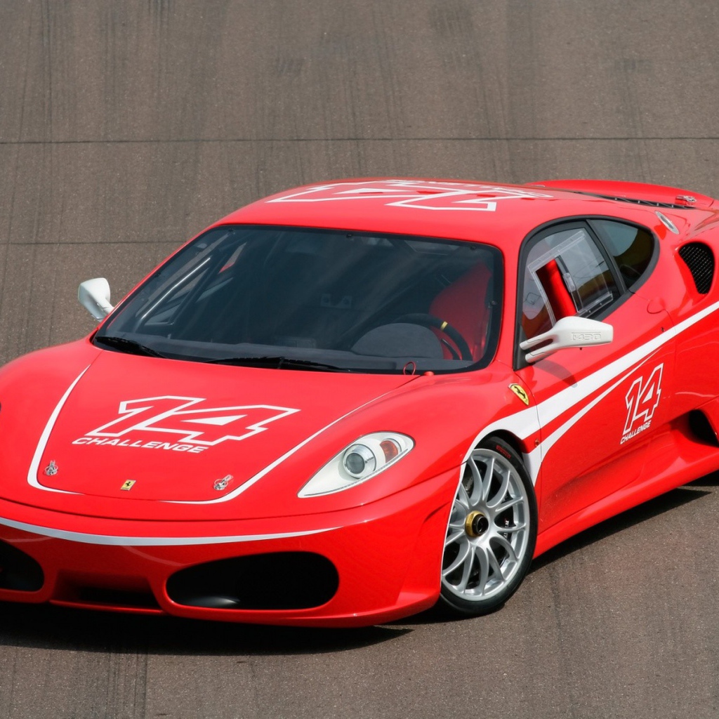 Красный спортивный автомобиль Ferrari