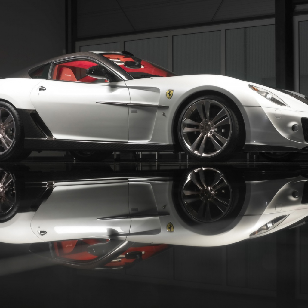 Белый Ferrari 599 GTB вид сбоку