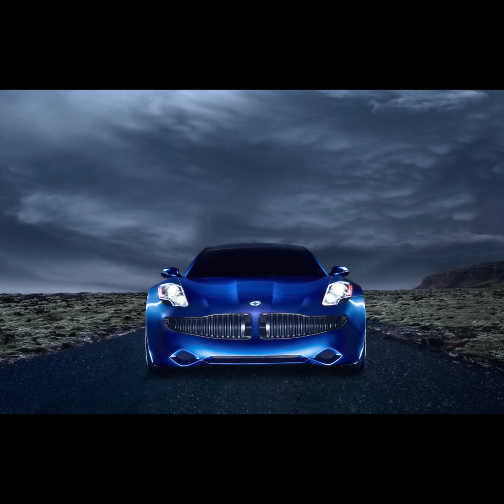 Синий Fisker Karma вид спереди