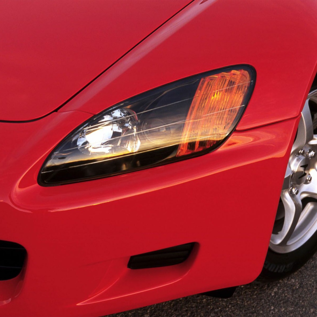 Перед красной Honda S2000