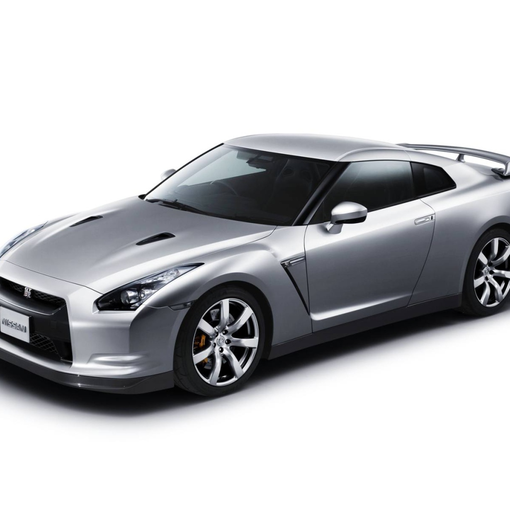 Серебристый Nissan GT