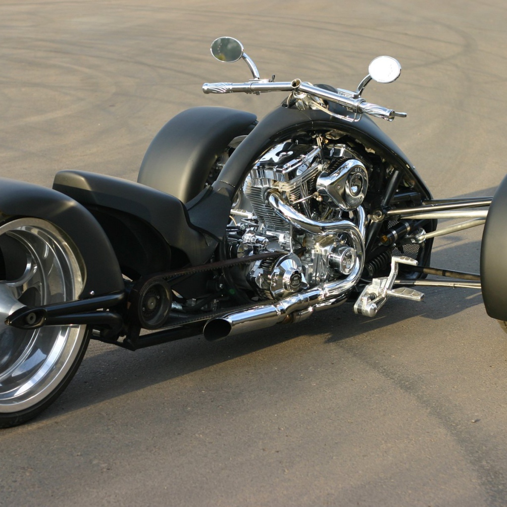 Черный трицикл