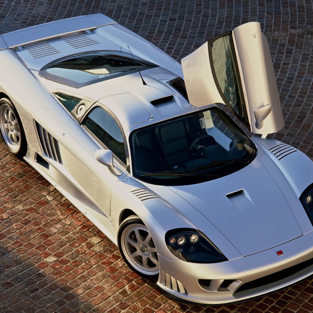 Серебрянный Saleen S7