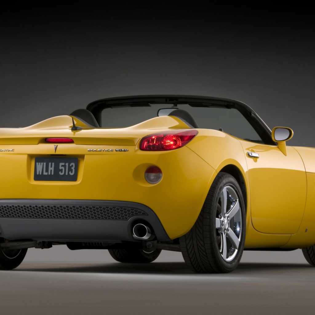 Желтый Pontiac Solstic