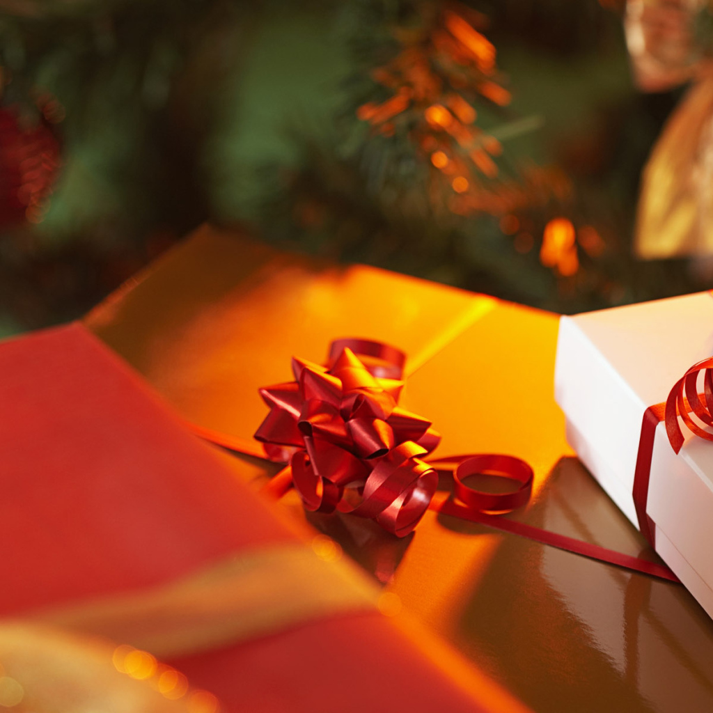 Подарочки под елкой