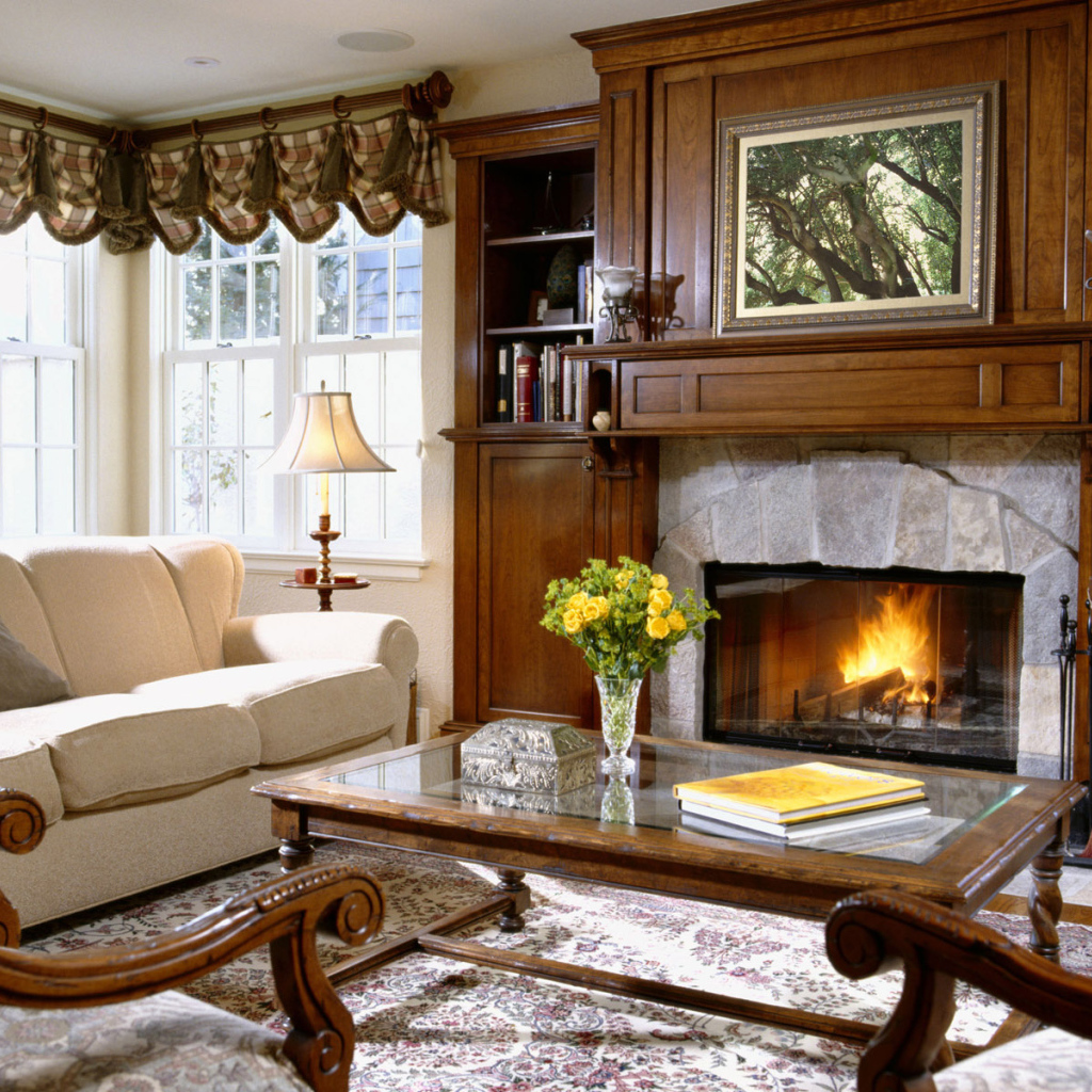 Интерьер зала с камином