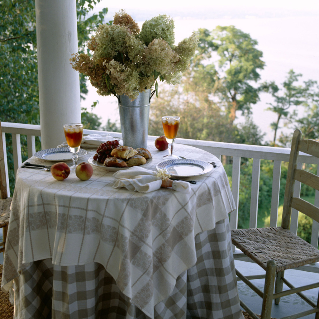 Столик на балконе