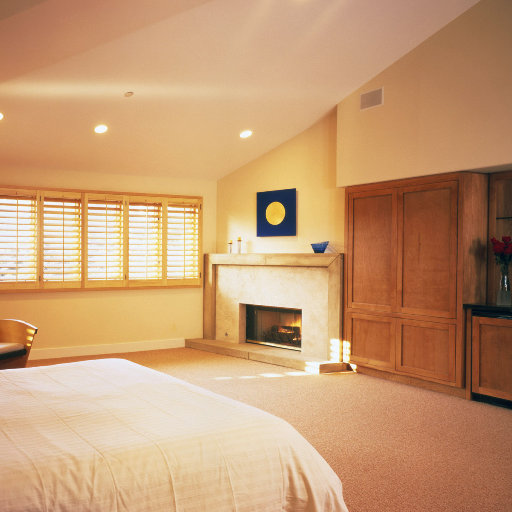 Просторная спальня с камином