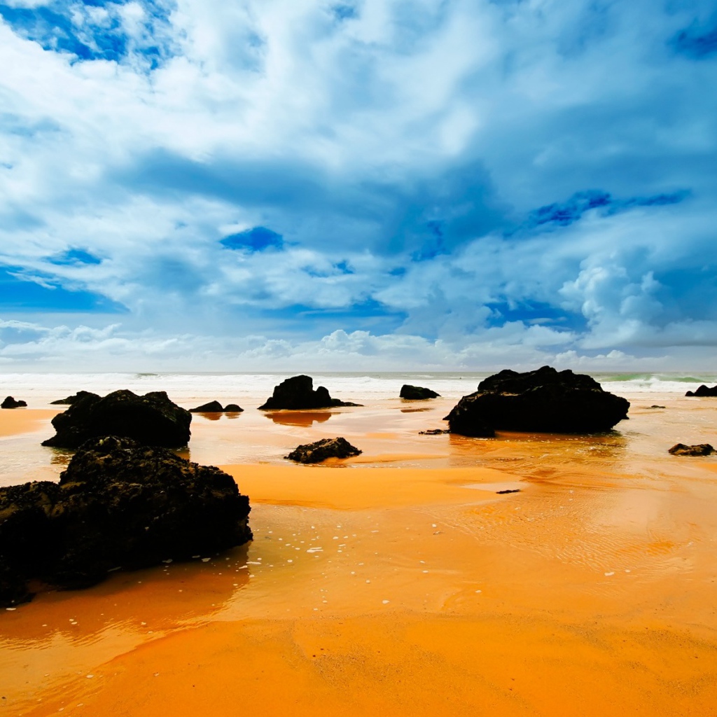 Камни на берегу