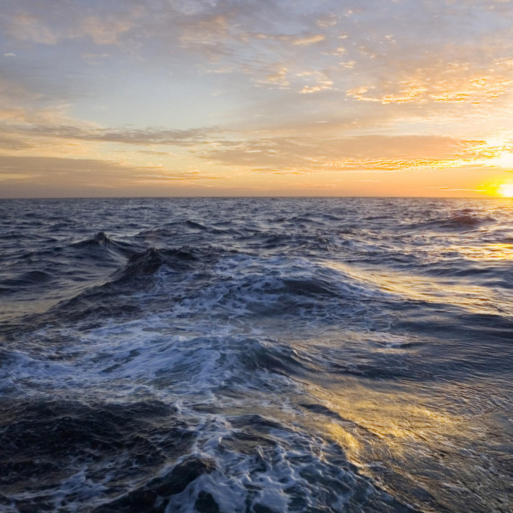 Глубокое синее море на закате