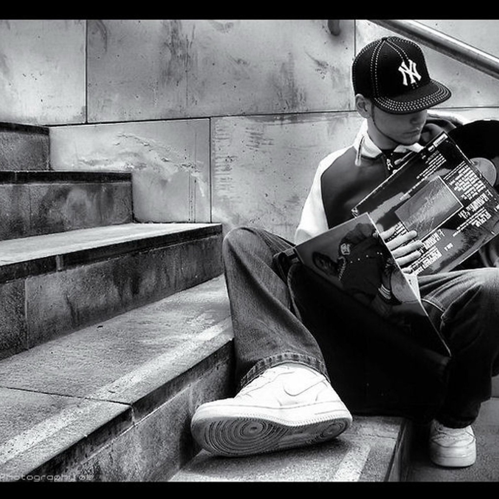 Парень с пластинкой