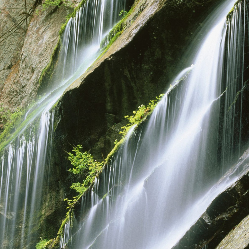 Льющаяся каскадом вода