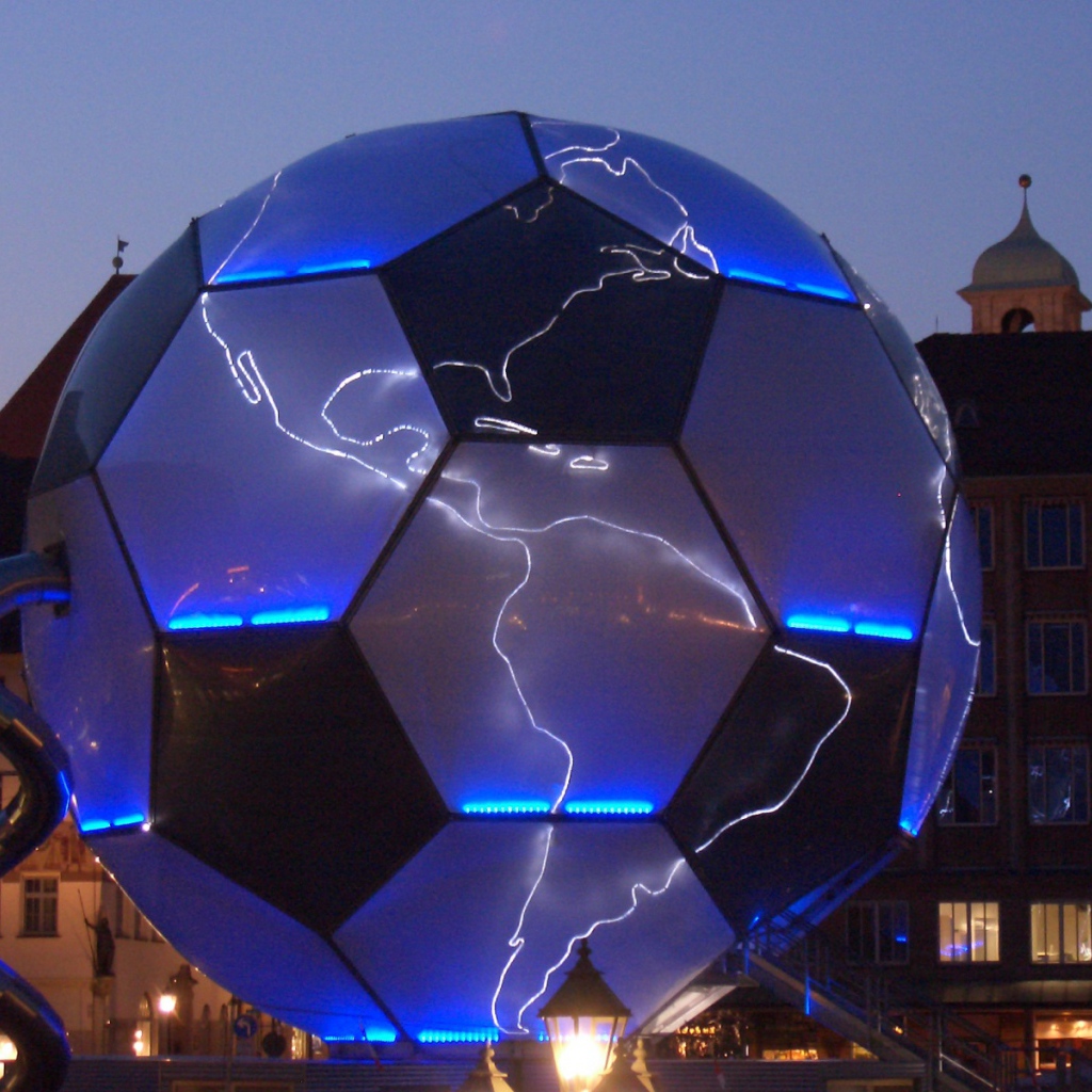 Глобус - футбольный мяч