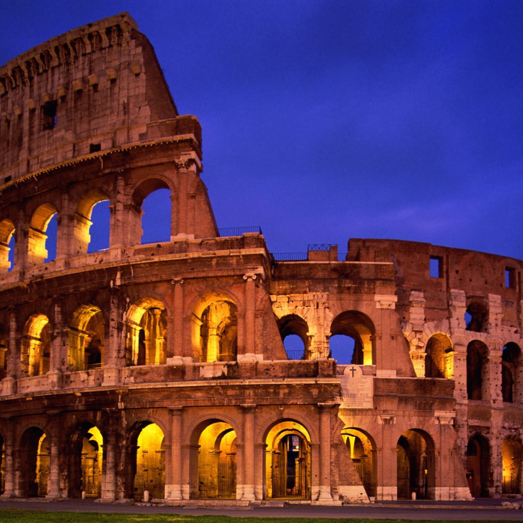Римский Колизей ночью