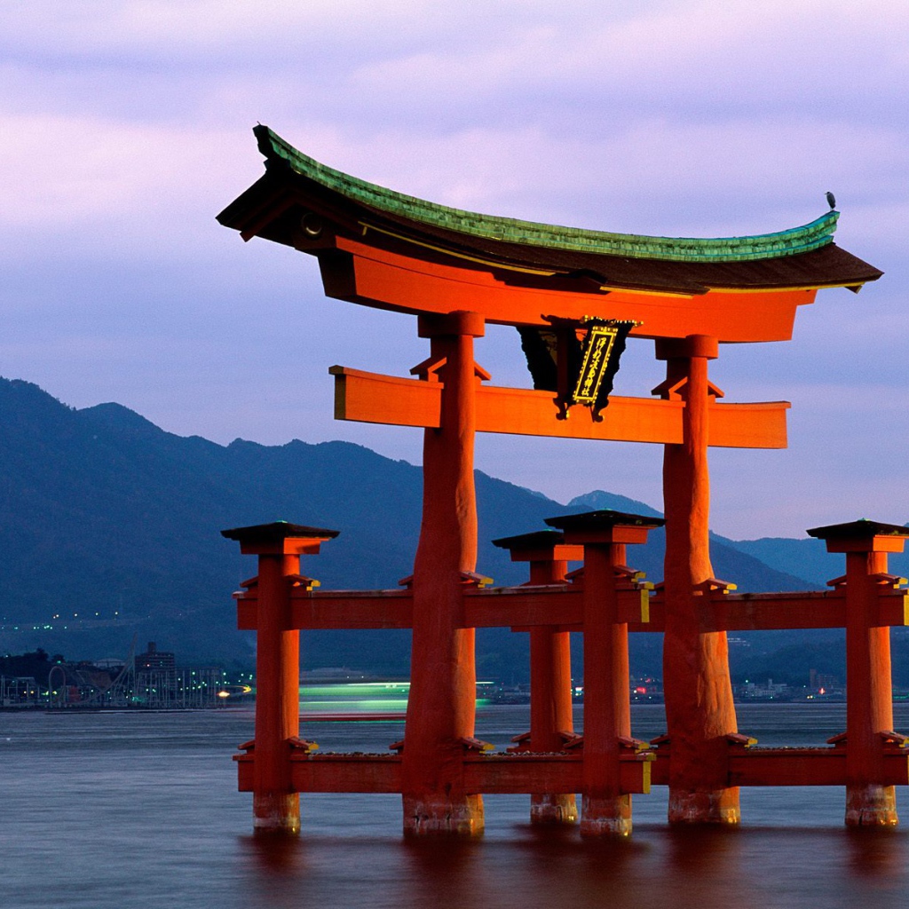 Великие Ворота, святыня Itsukushima, Miyajima, Япония