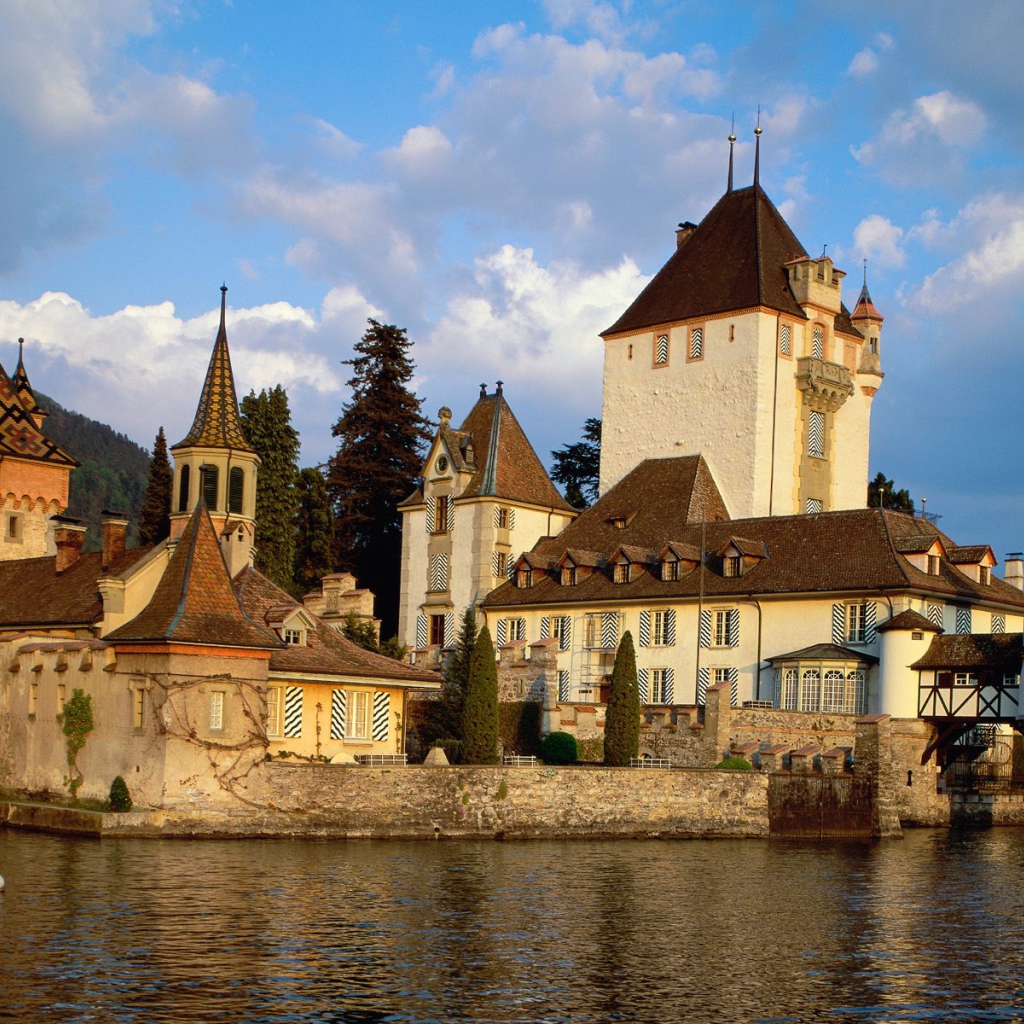 Замок Oberhofen, Озеро Thun, Швейцария