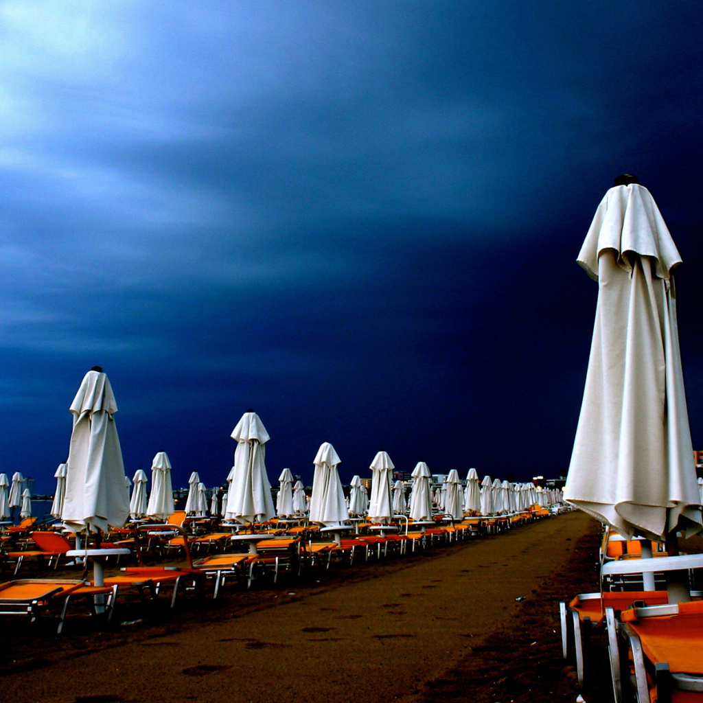 Пивные палатки в шторм