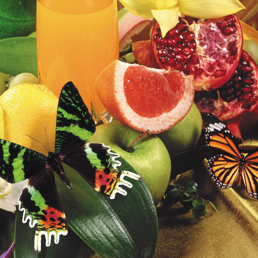 Маленькая бабочка на фруктах