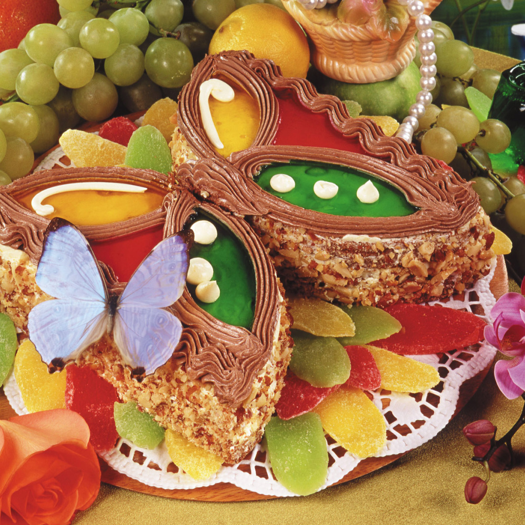 Бабочка на пироге