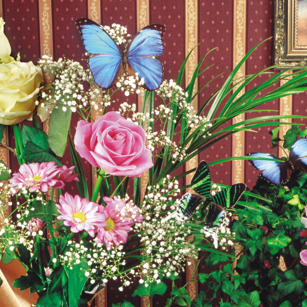 Бабочка на букете цветов