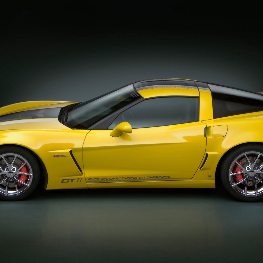 Желтый спорткар