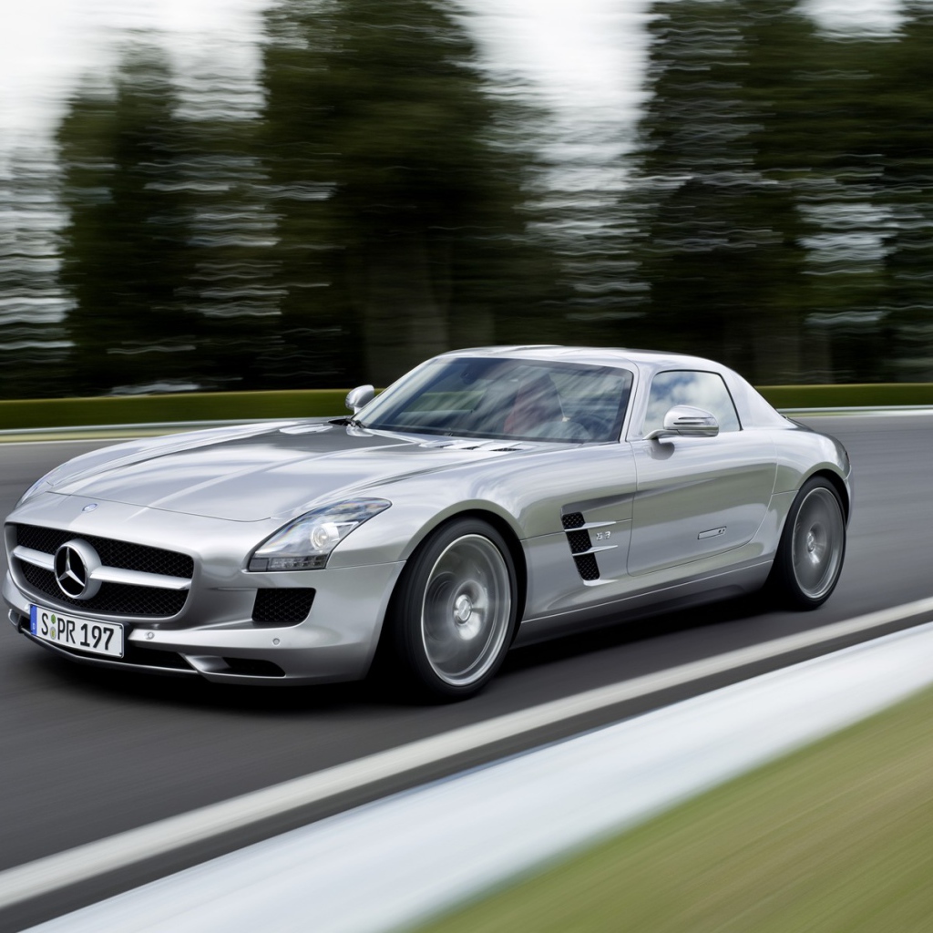 Авто Мерседес на дороге