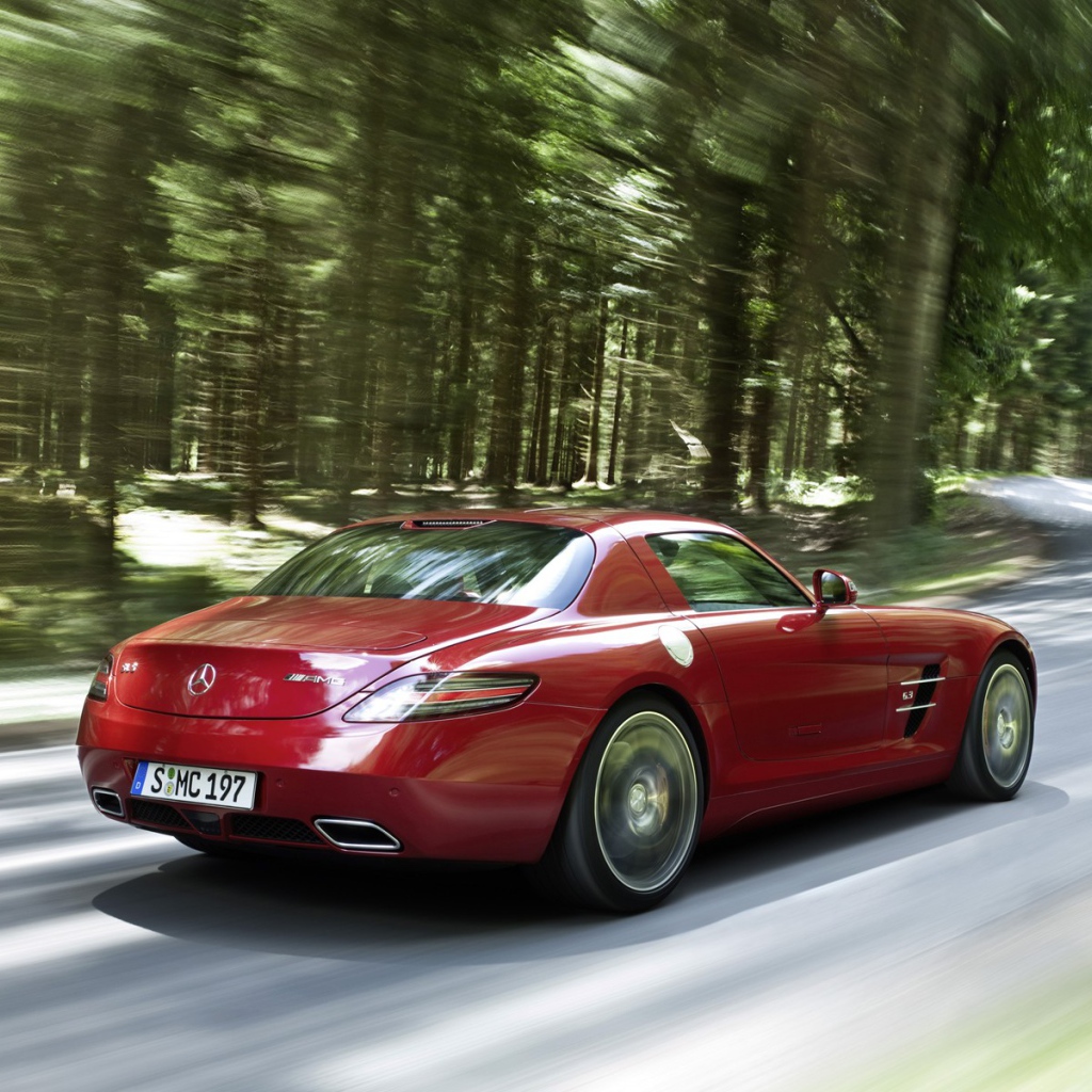 Красный авто Мерседес