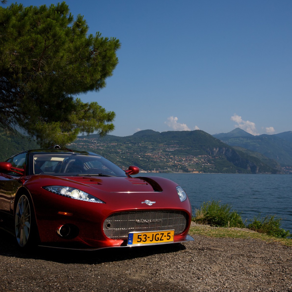 Красивый автомобиль у воды