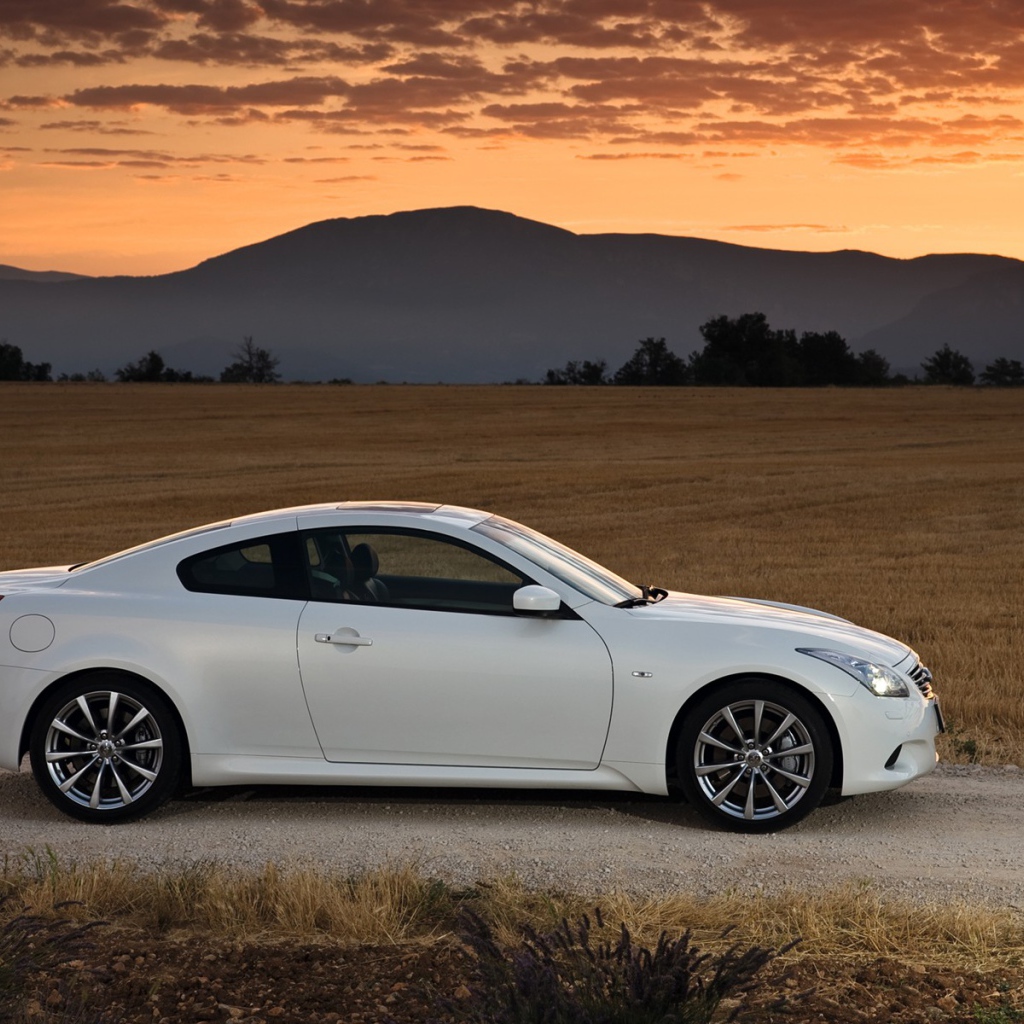 Белая автомашина