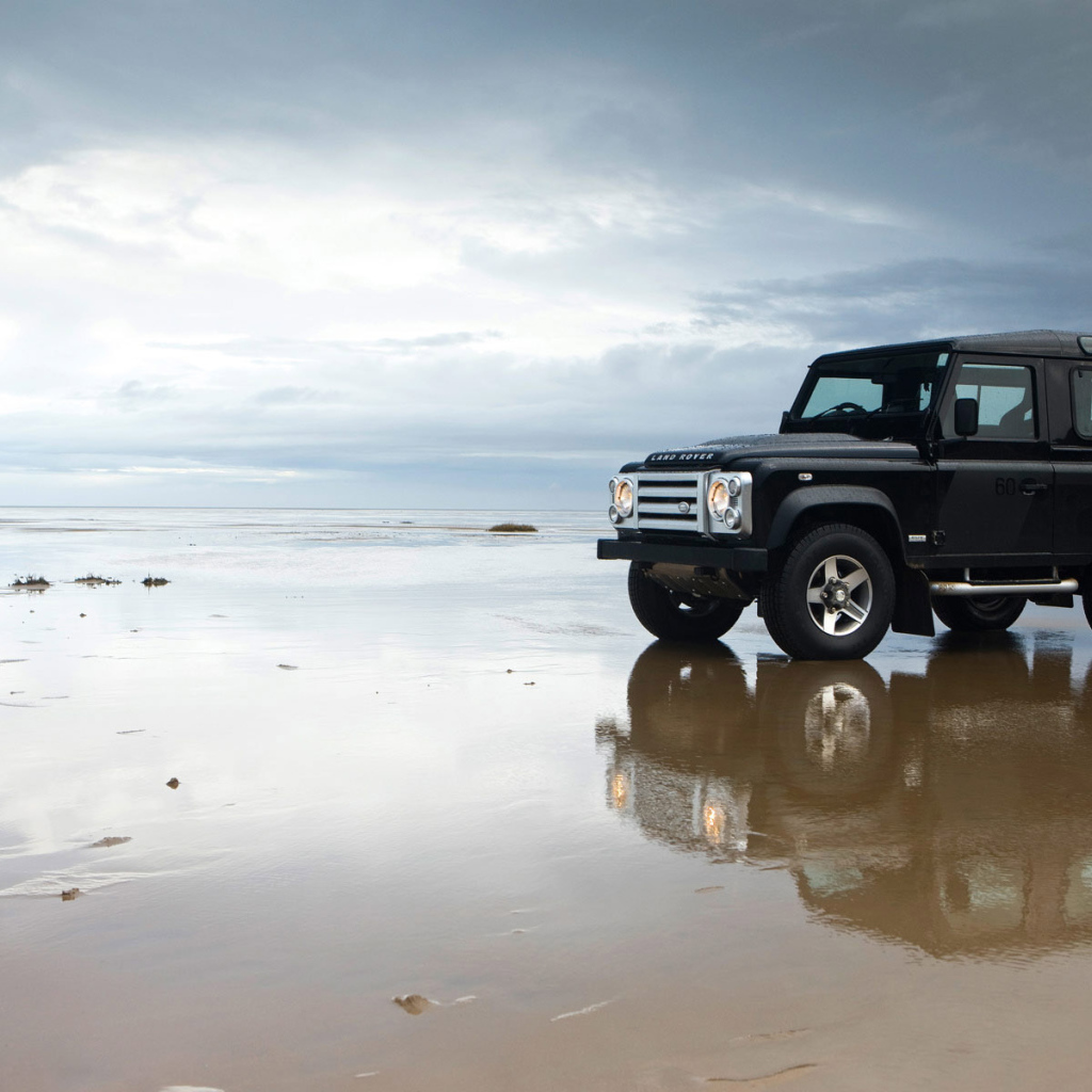 Внедорожник на пляже