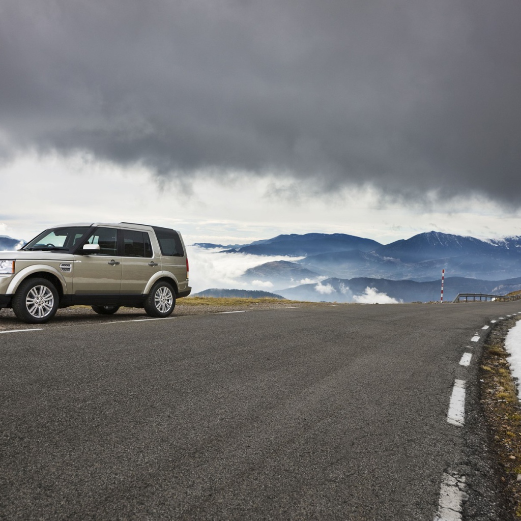 Rover на горной дороге