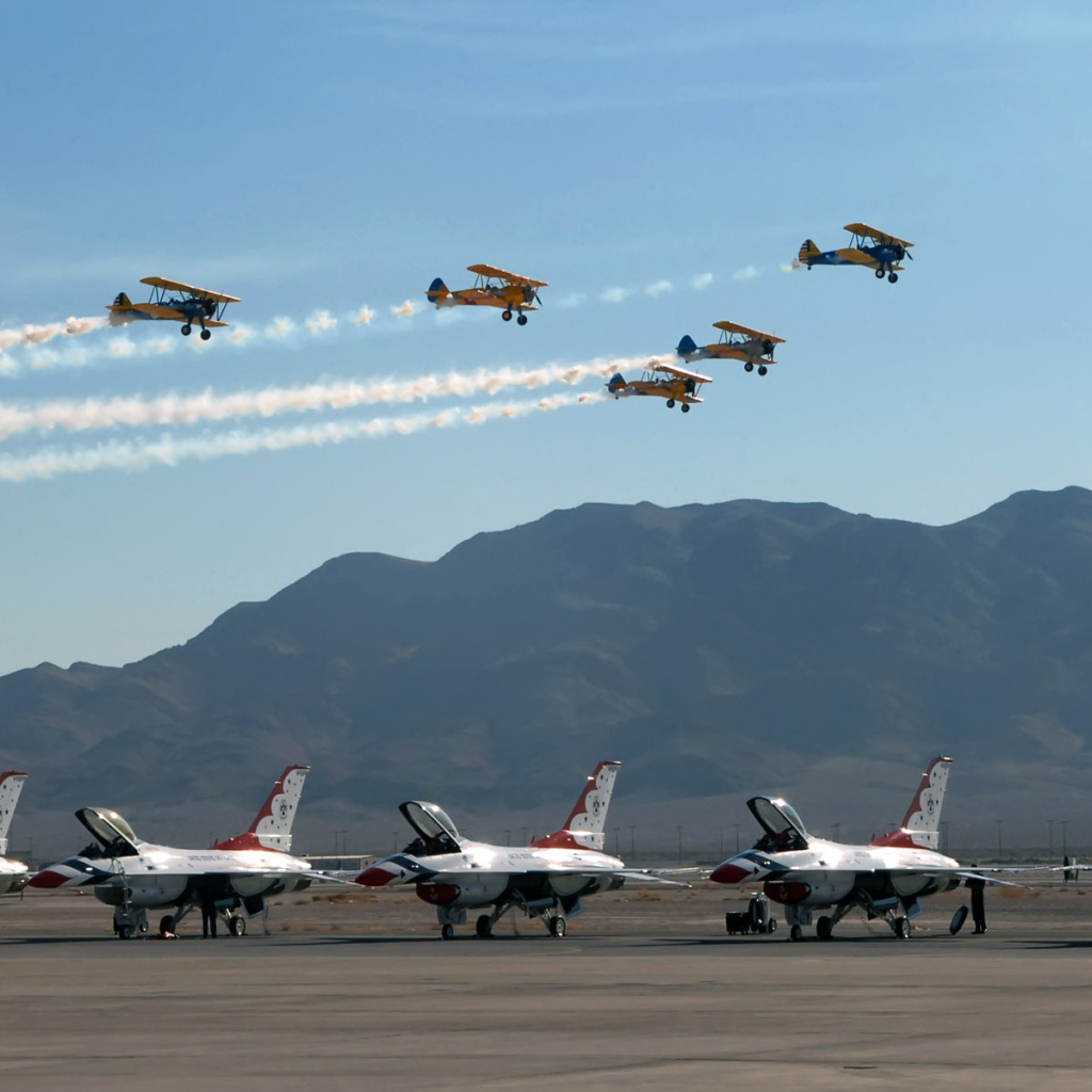 Военная авиация / показной полет