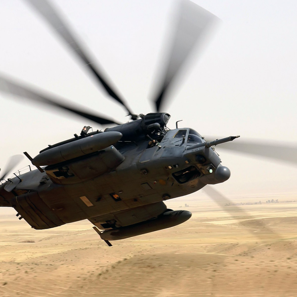 Военная авиация / Вертолет над пустыней