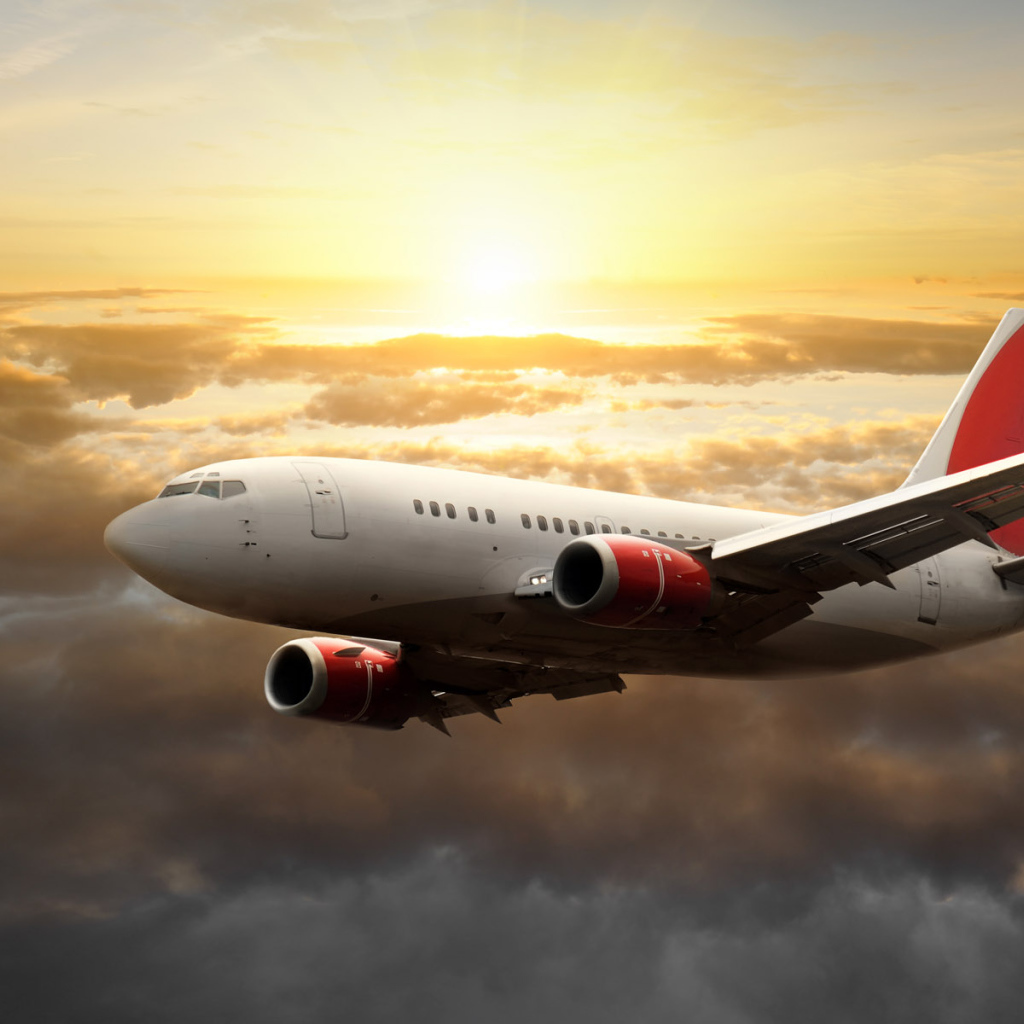 Самолет в небе над облаками