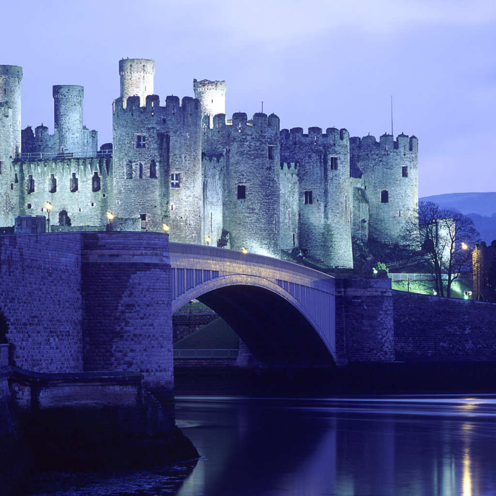 Замок возле реки