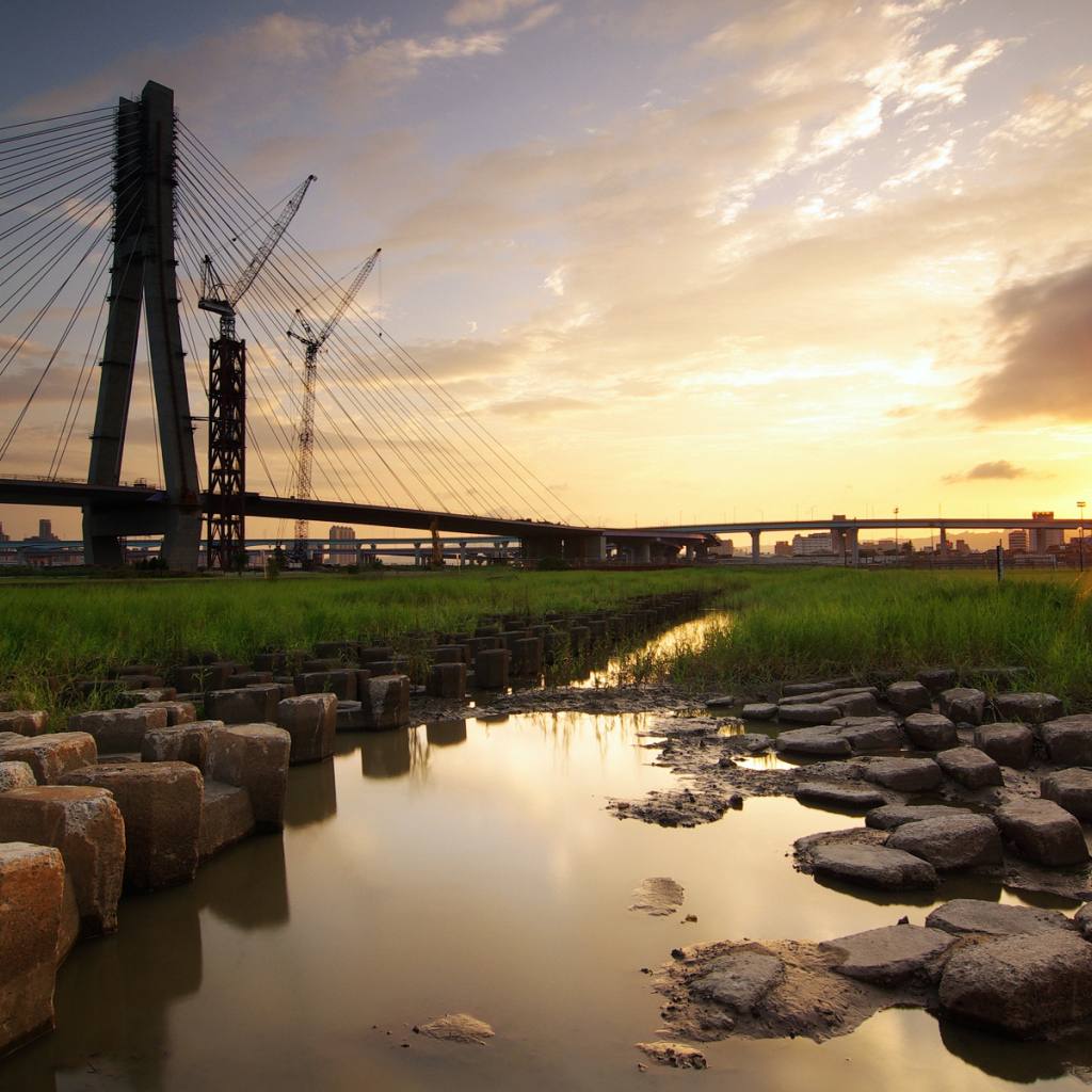 Пруд у моста