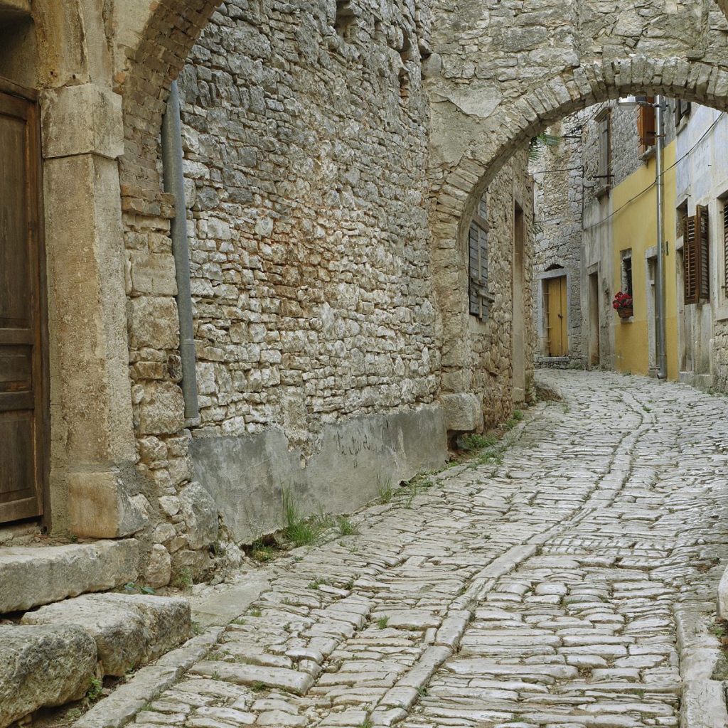 Узкая улочка старого города