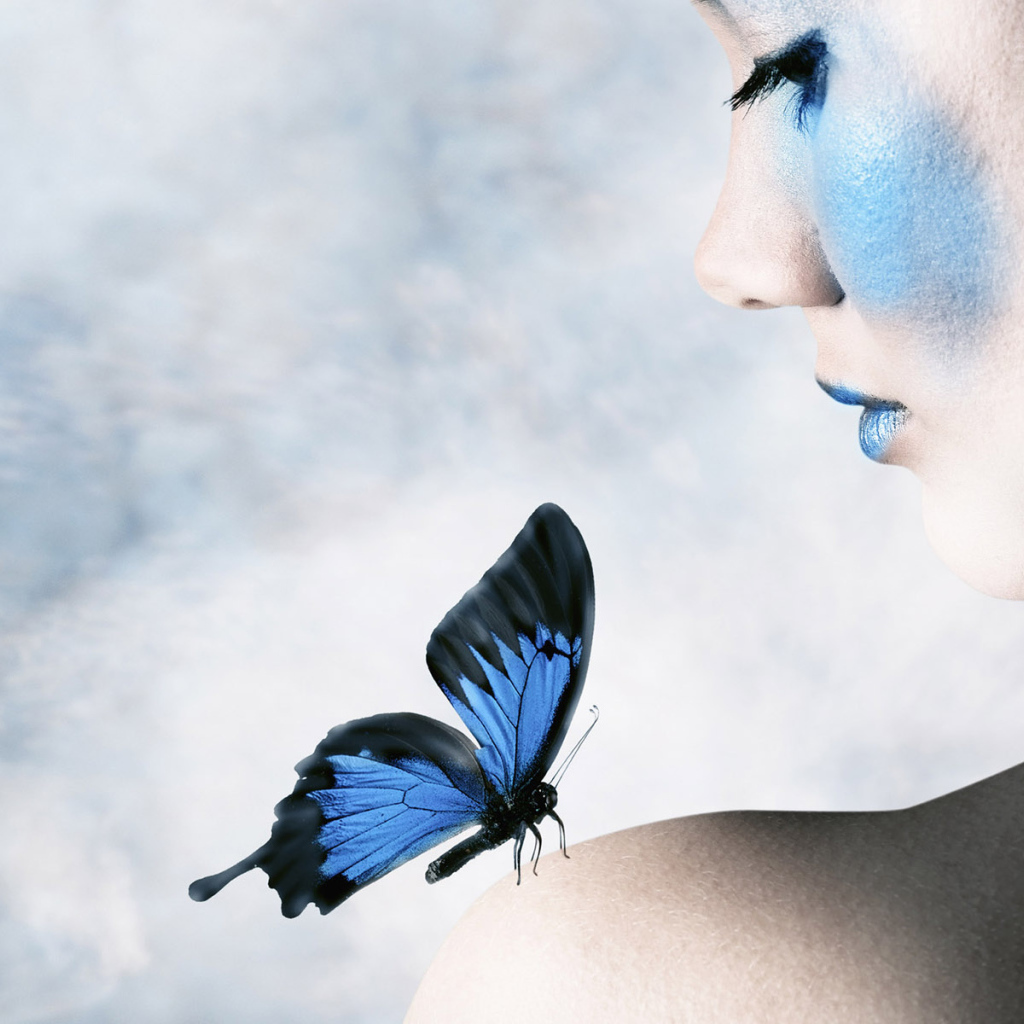 Бабочка на плече