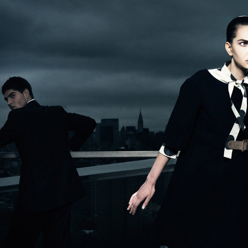 За нами следят