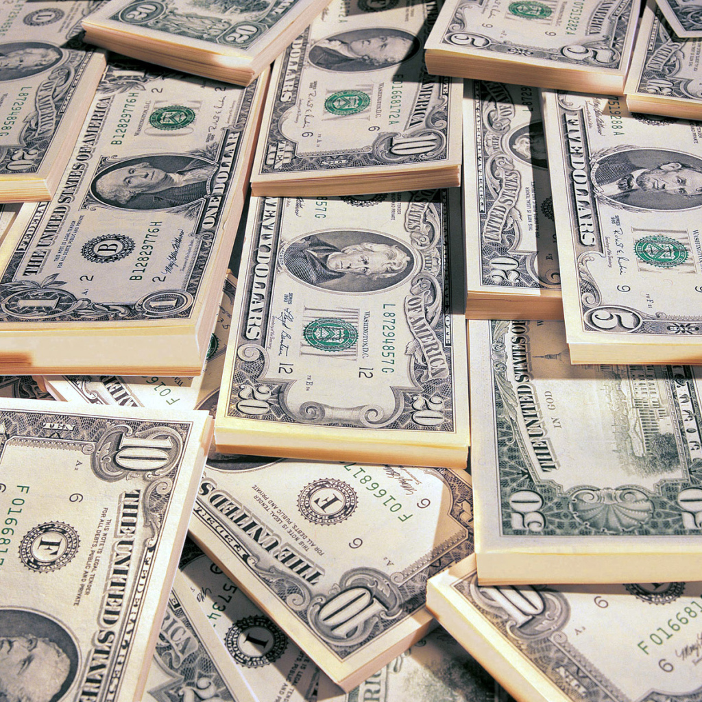 Пачки долларов
