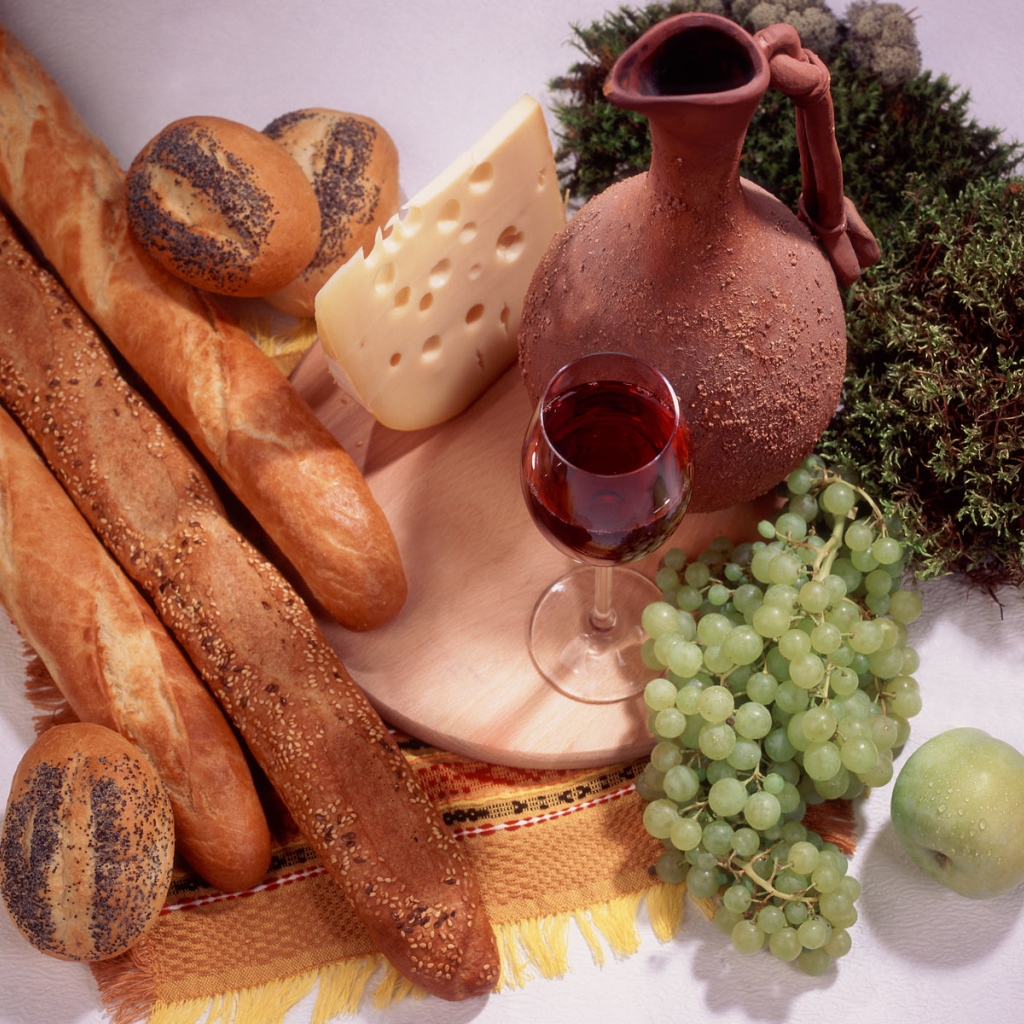 Французские булочки с сыром и вином