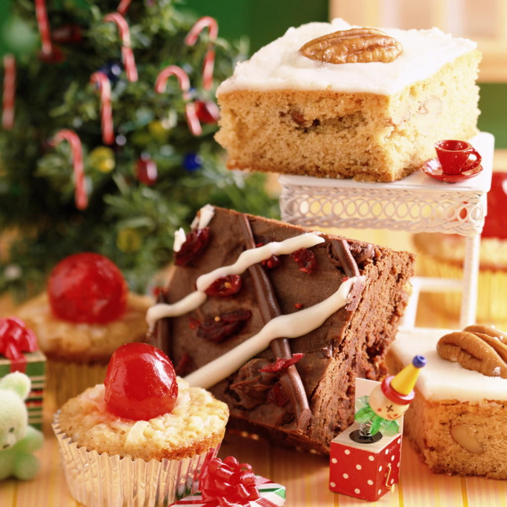 Пирожное и кусочки сладкого пирога