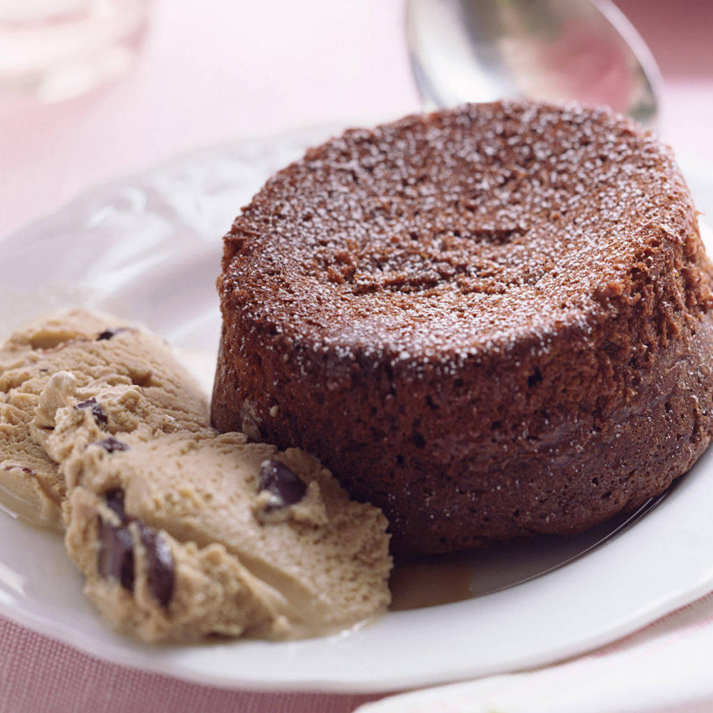 Вкусное шоколадное пирожное