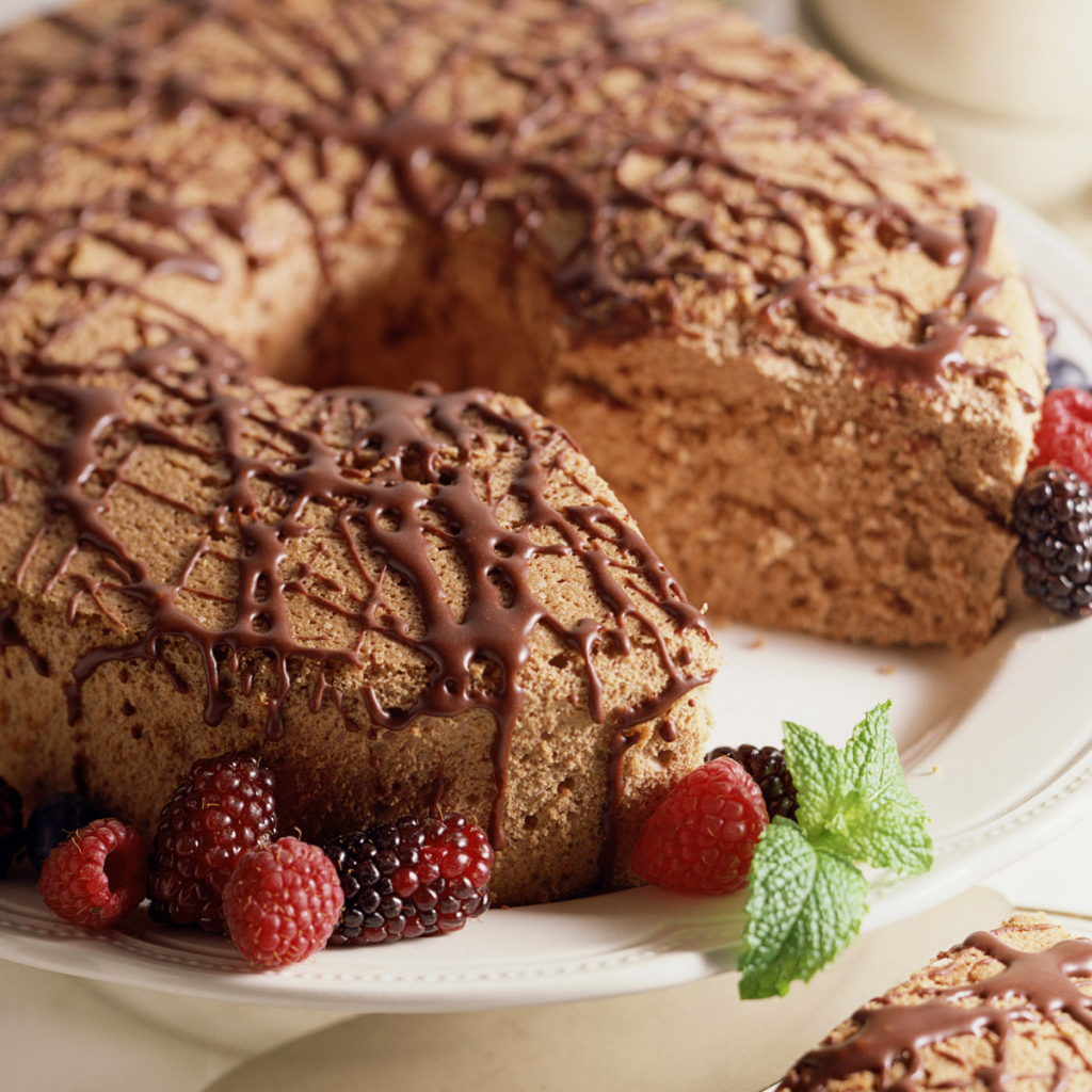 Шоколадный пирог и ягоды