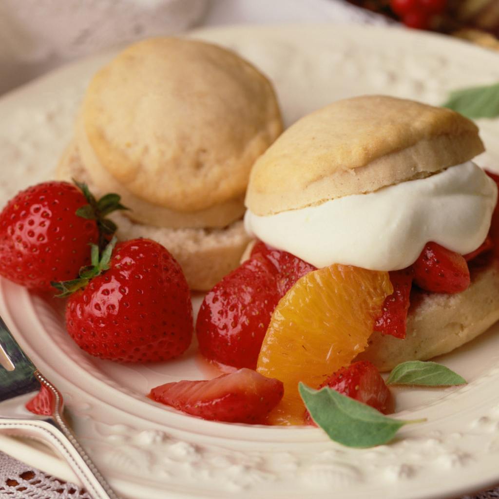 Бутерброд с клубникой и сливками